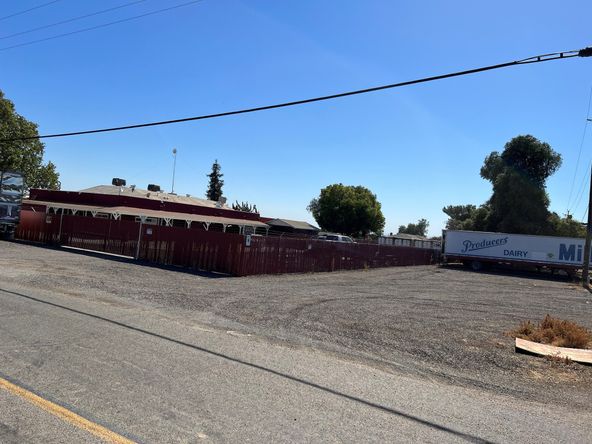 Turn Key Bar & Apartment in Riverdale, CA: 5020 19 1/2 Ave, Riverdale, CA 93656